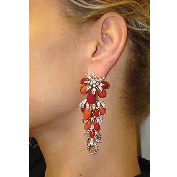 Made in France Coral and Diamonds earrings set in 18k and platinum with move image 4