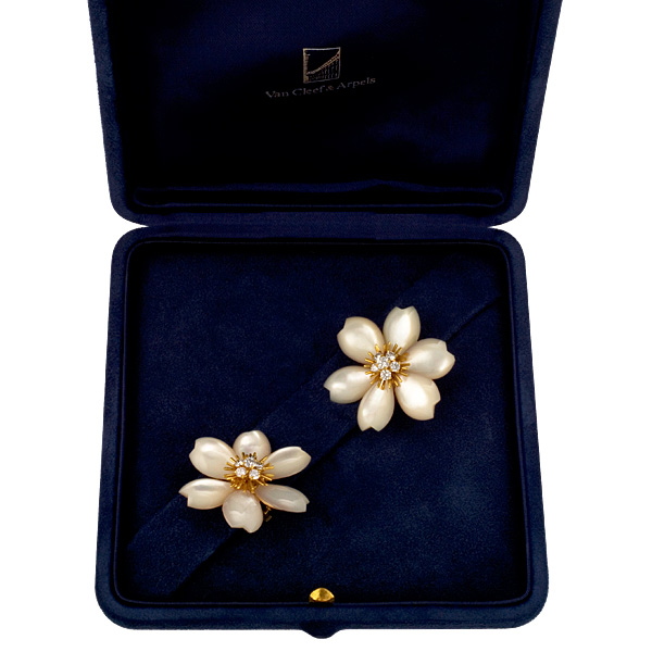 Van Cleef & Arpels  Broach and Earrings "Rose de Noel" Mother of Pearl Petals and center diamonds image 8