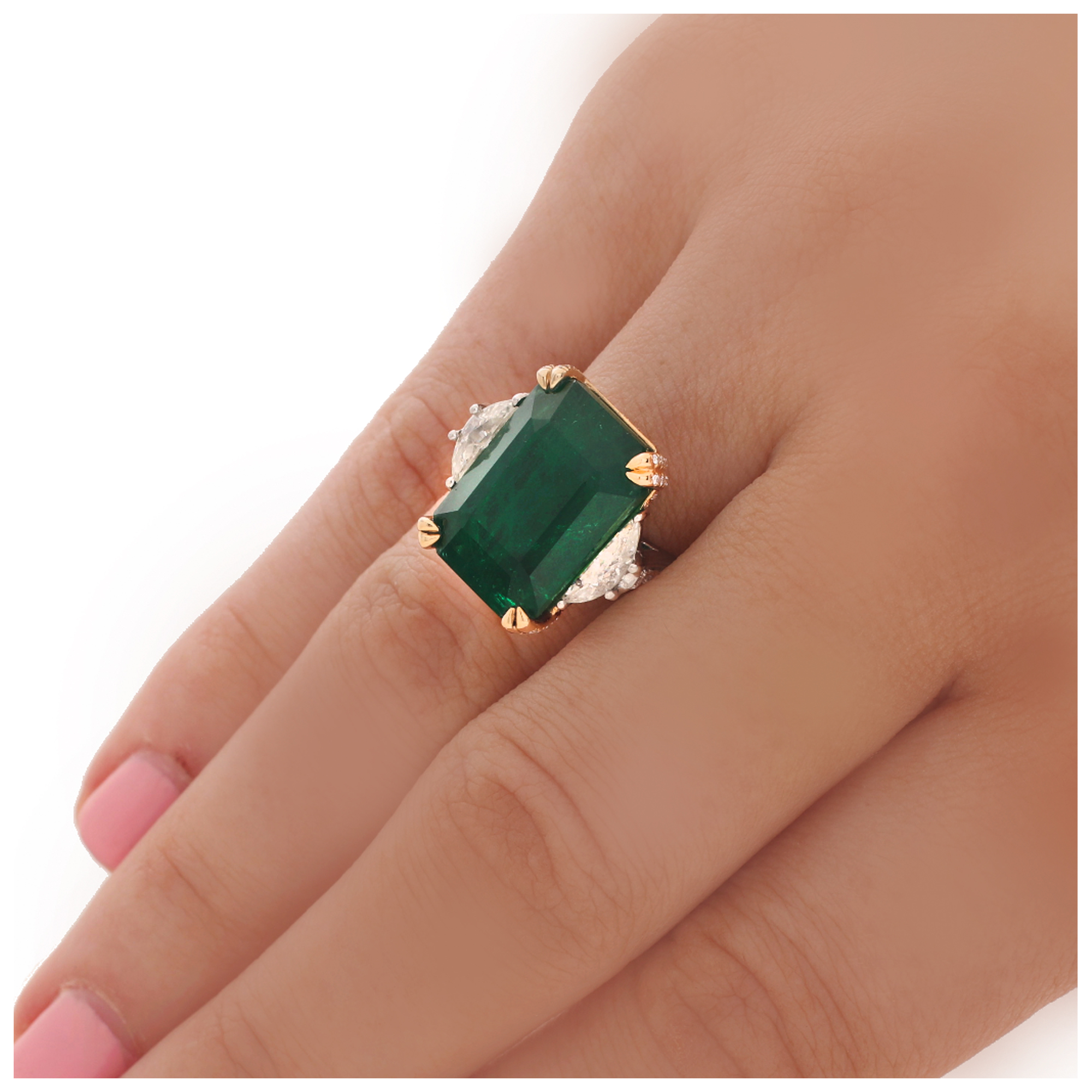 Emerald and diamond ring in platinum and 18k yellow gold image 5