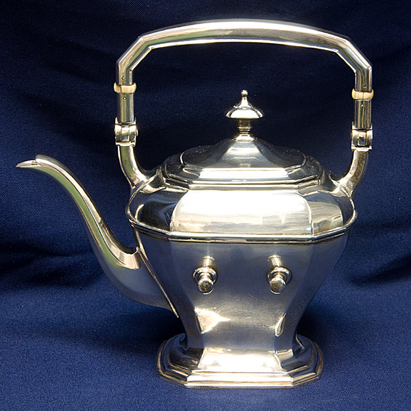 Antique Reed and Barton Sterling Silver Tea-Kettle, 32.86 troy ounces of .925 sterling silver. Hallmarks on bottom: "REED & BARTON- STERLING 210 WARWICK- 2 1/2 PIN