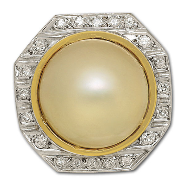 Mobe pearl & diamond ring in 14k. 0.20 carats in diamonds. Size 6