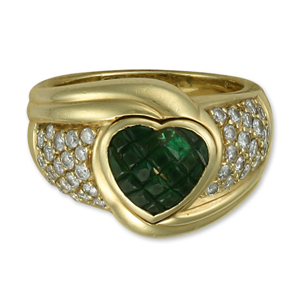 Heart design green tourmaline and diamond ring in 18k. 1.20cts in dias (H, VS1)