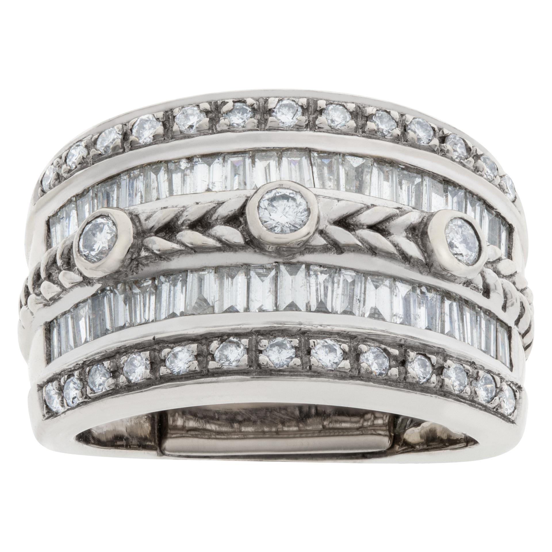 Beautiful 18k white gold ring with app. 1.25 carats in round and baguette diamonds