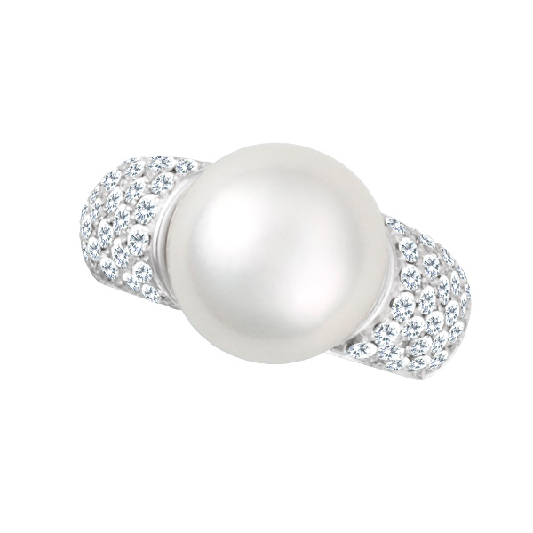 Beautiful 18k white gold ring with 12.7mm South Sea pearl with approx. 1.18 carats in diamonds