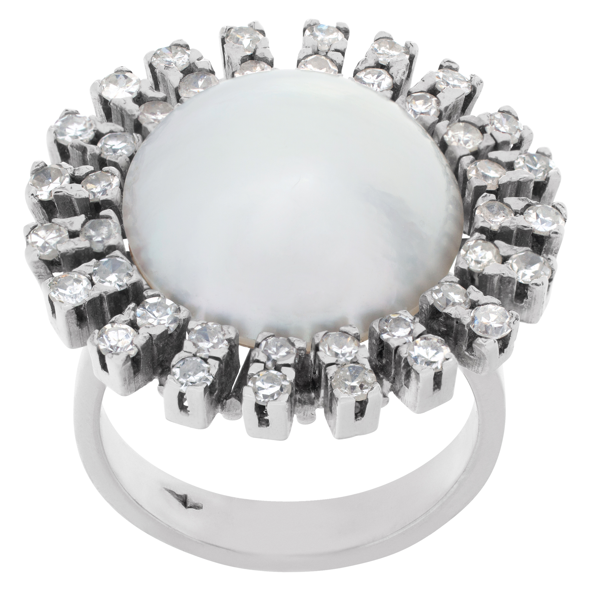 Magnificent diamond and Mobe pearl ring in 14k white gold. 0.80 cts in diamonds