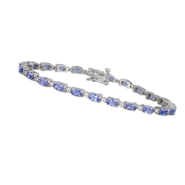Tanzanite & diamond bracelet in 14k white gold with 5.60 cts tanzanites & 0.50cts in dia
