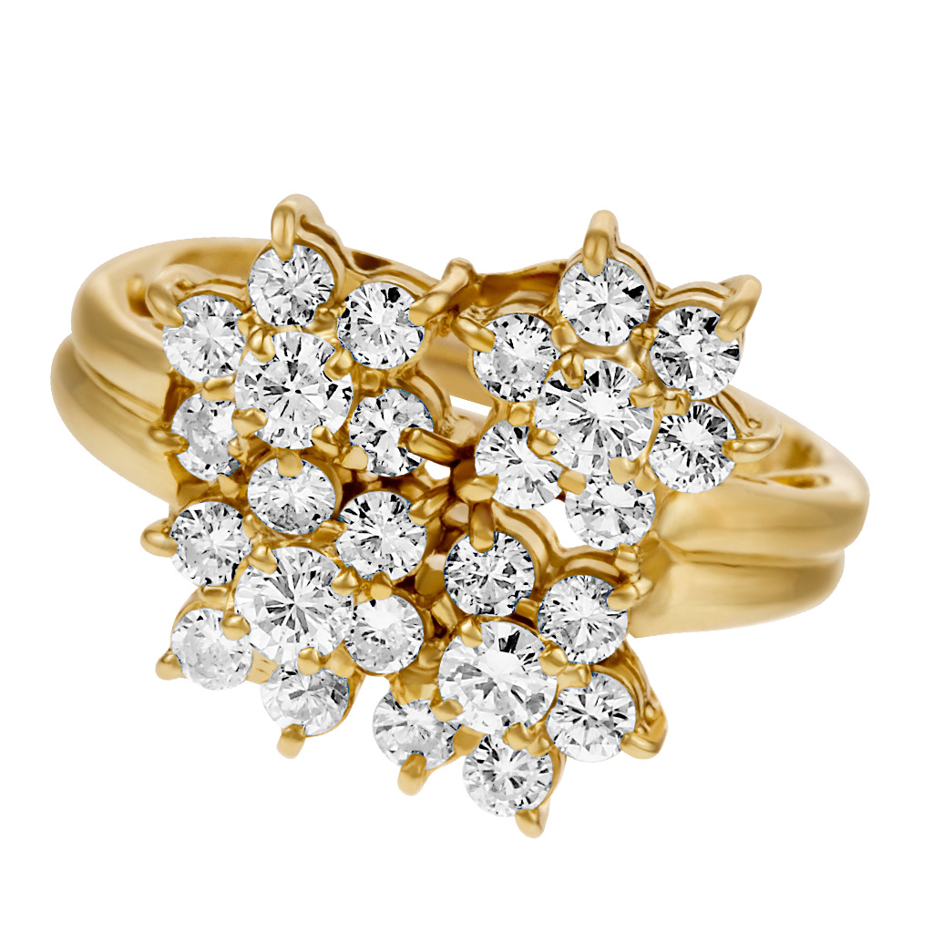 Flower cluster diamond ring in 18k yellow gold. 1.00 carat in diamonds. Size 4.5