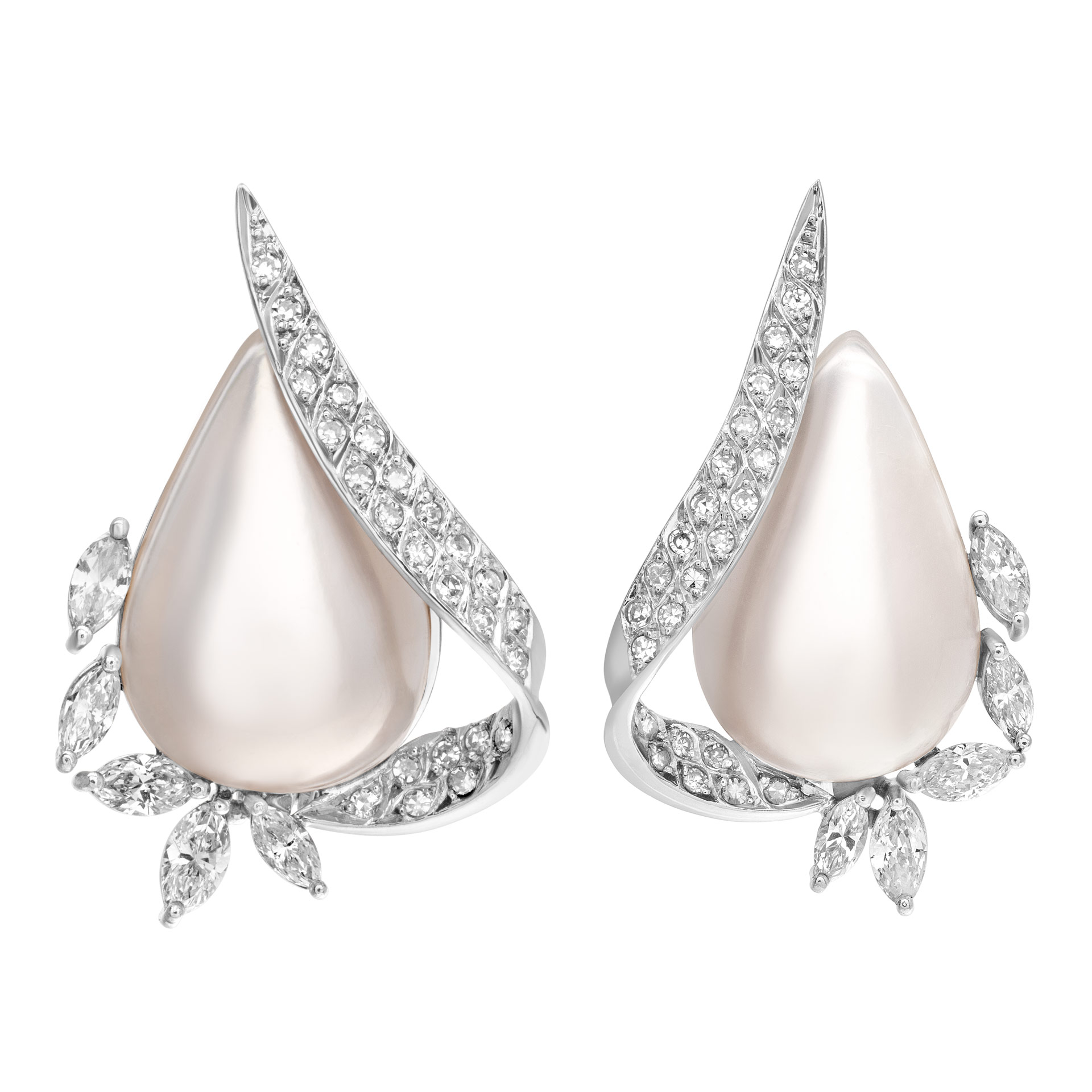 Tear drop mobe pearl & diamond earrings in 18k white gold. 1.50cts in diamonds