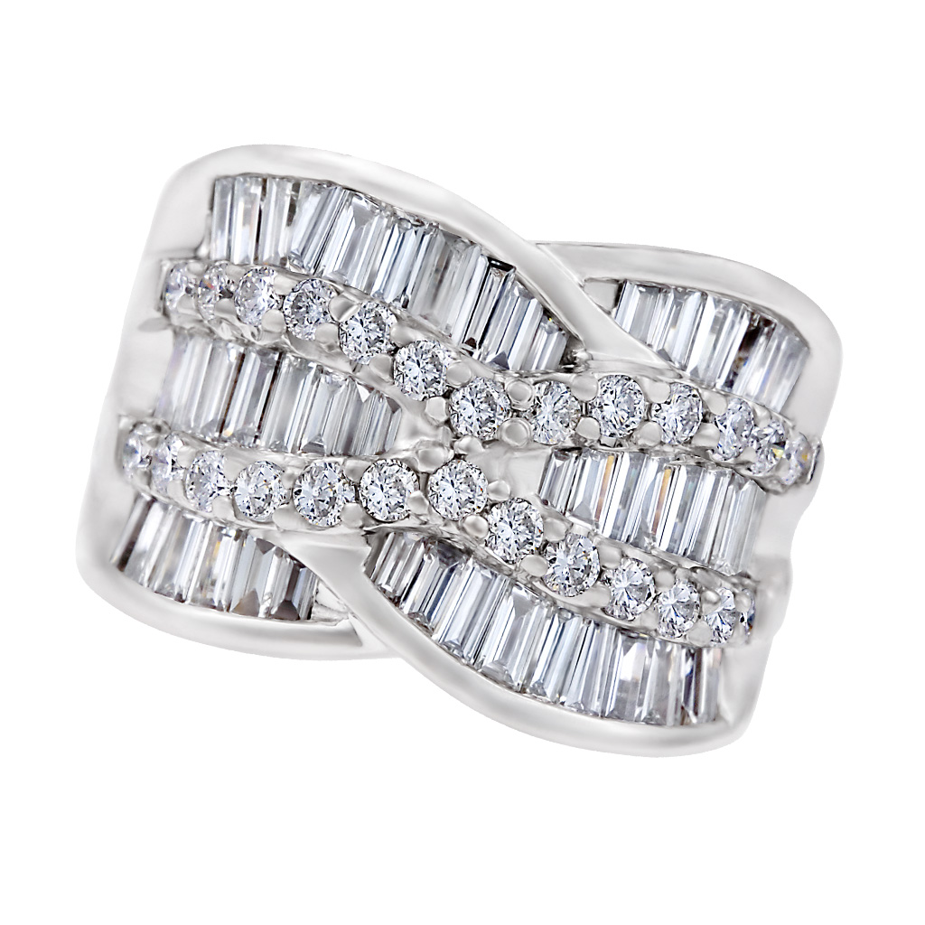 Sparkling criss-cross platinum ring with approx. 2.74 carats. Size 5