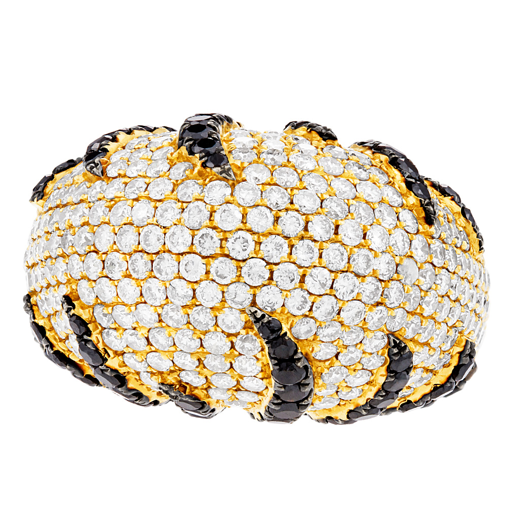 Sparkling domed white & black diamond ring in 18k yellow gold. 4.32cts in dias