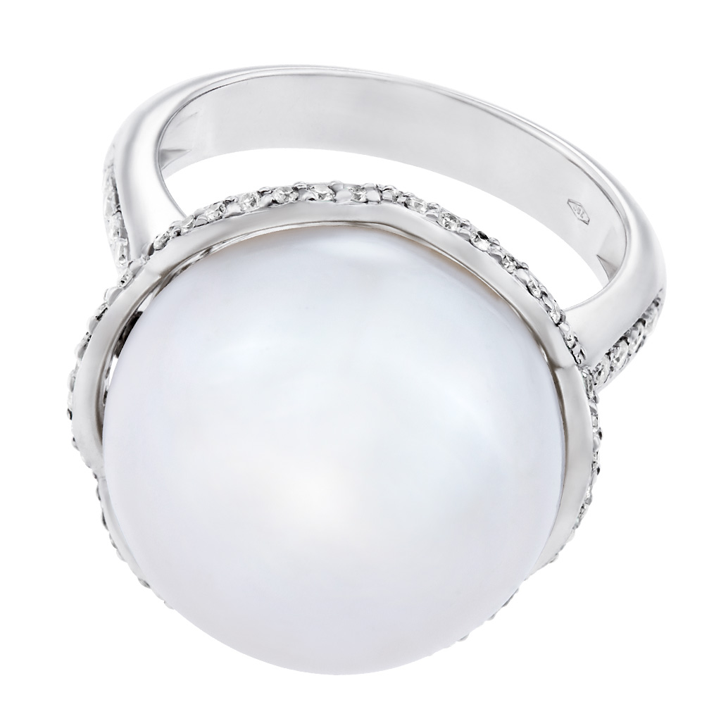 Pearl ring in 18k white gold with diamond accents