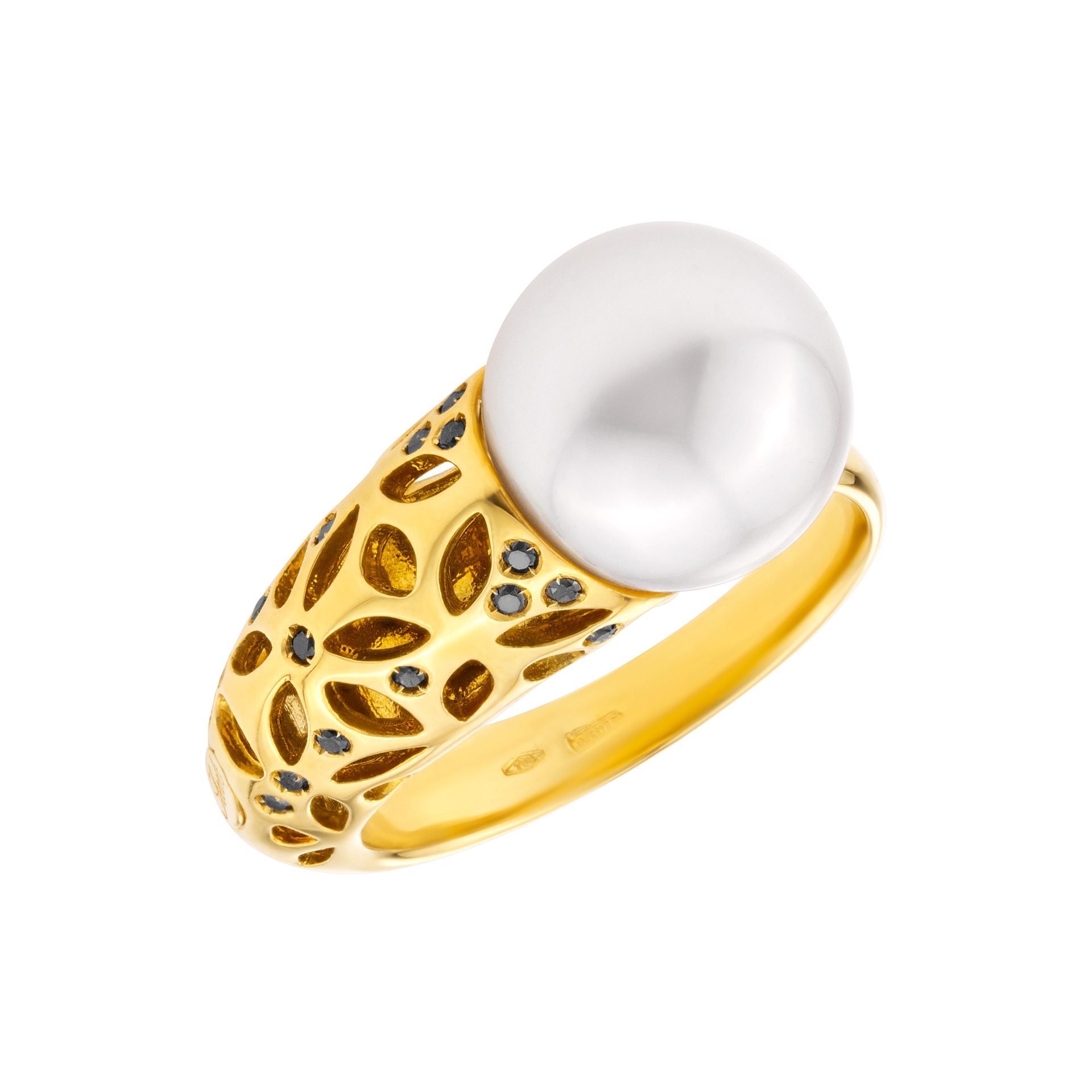 Ring in 18K yelow gold with pearl and diamonds