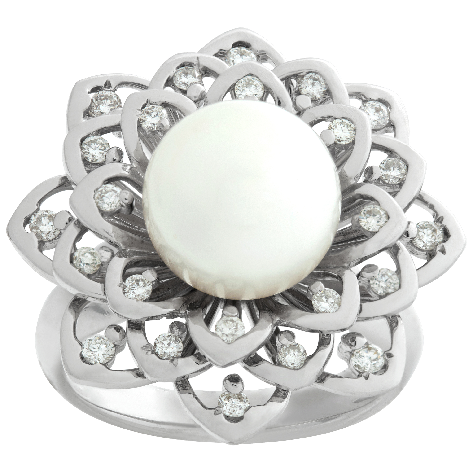 Sparkling diamond & pearl flower ring in 18k white gold. 0.39 carat in diamonds