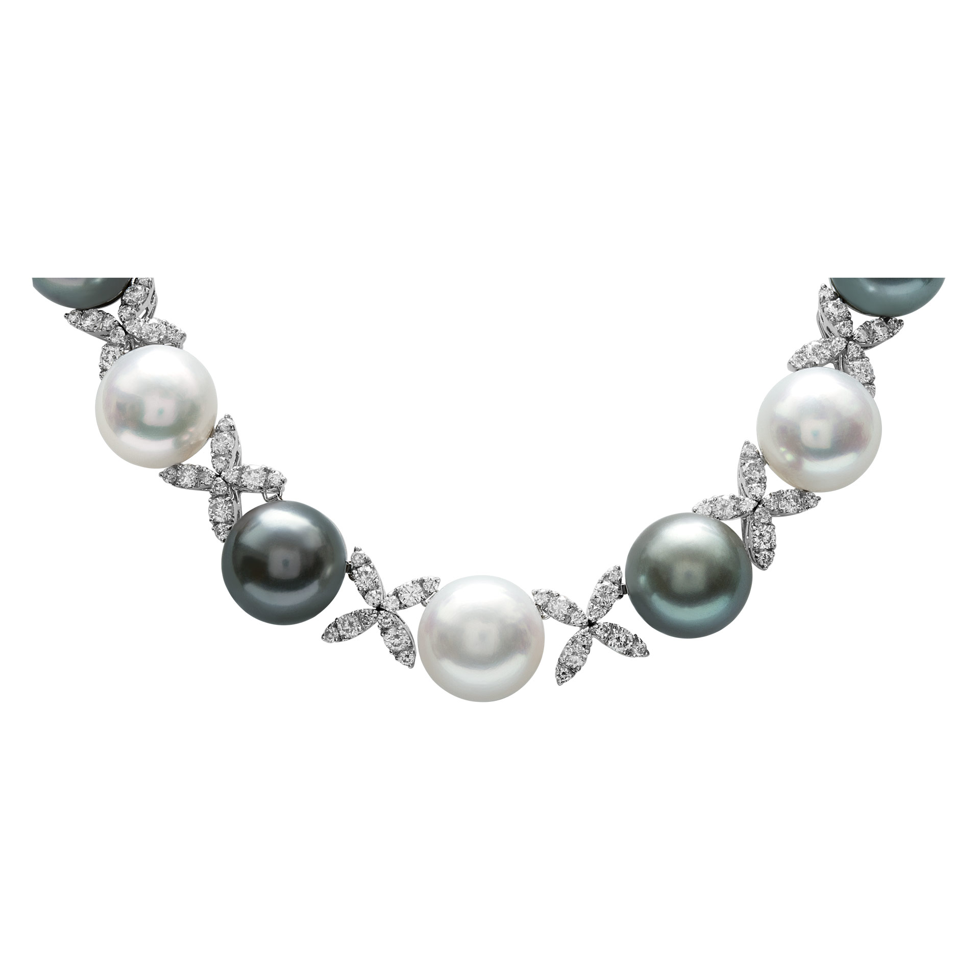 Pearl and diamond necklace with 11.91 cts in diamonds