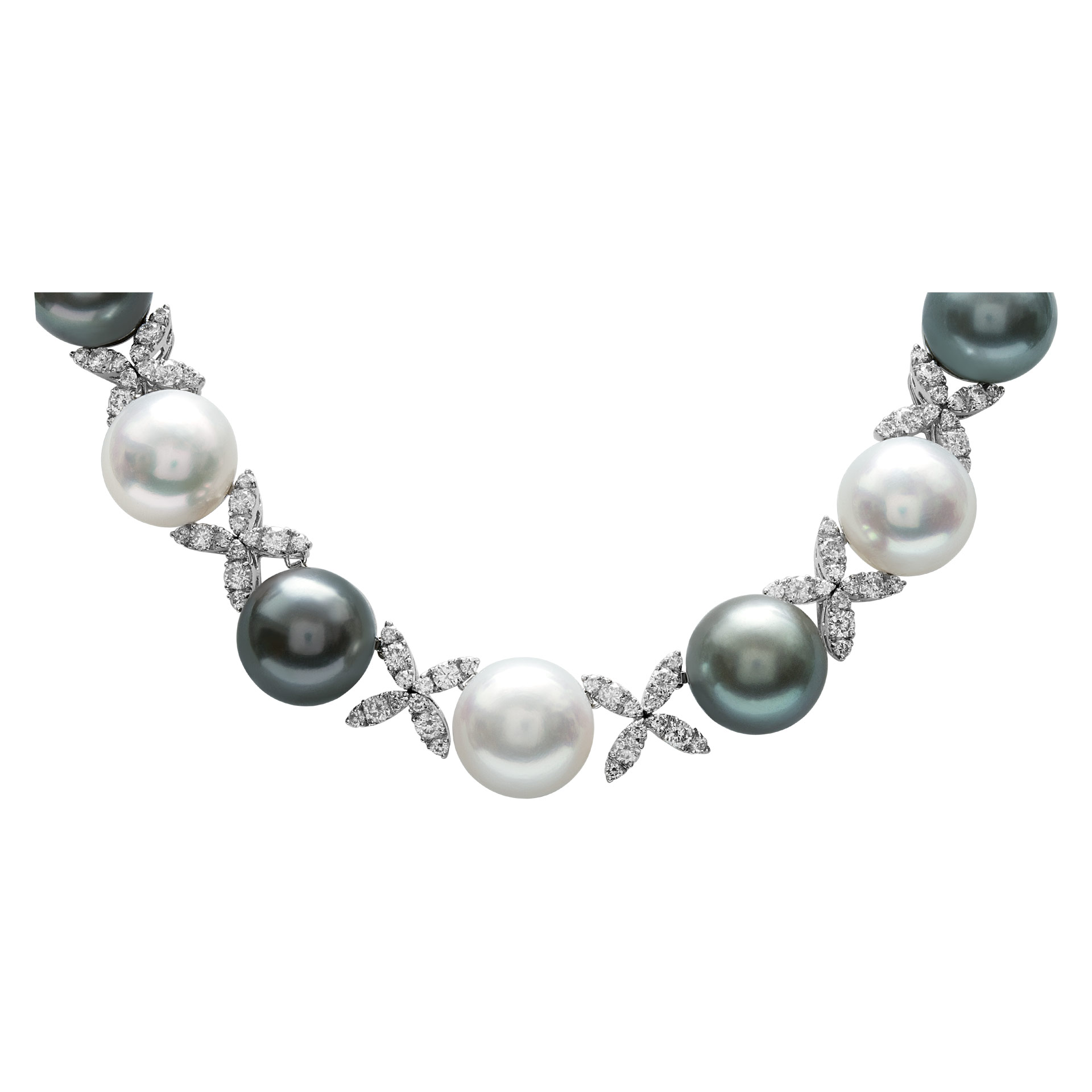 Pearl and diamond necklace with 11.91 cts in diamonds.