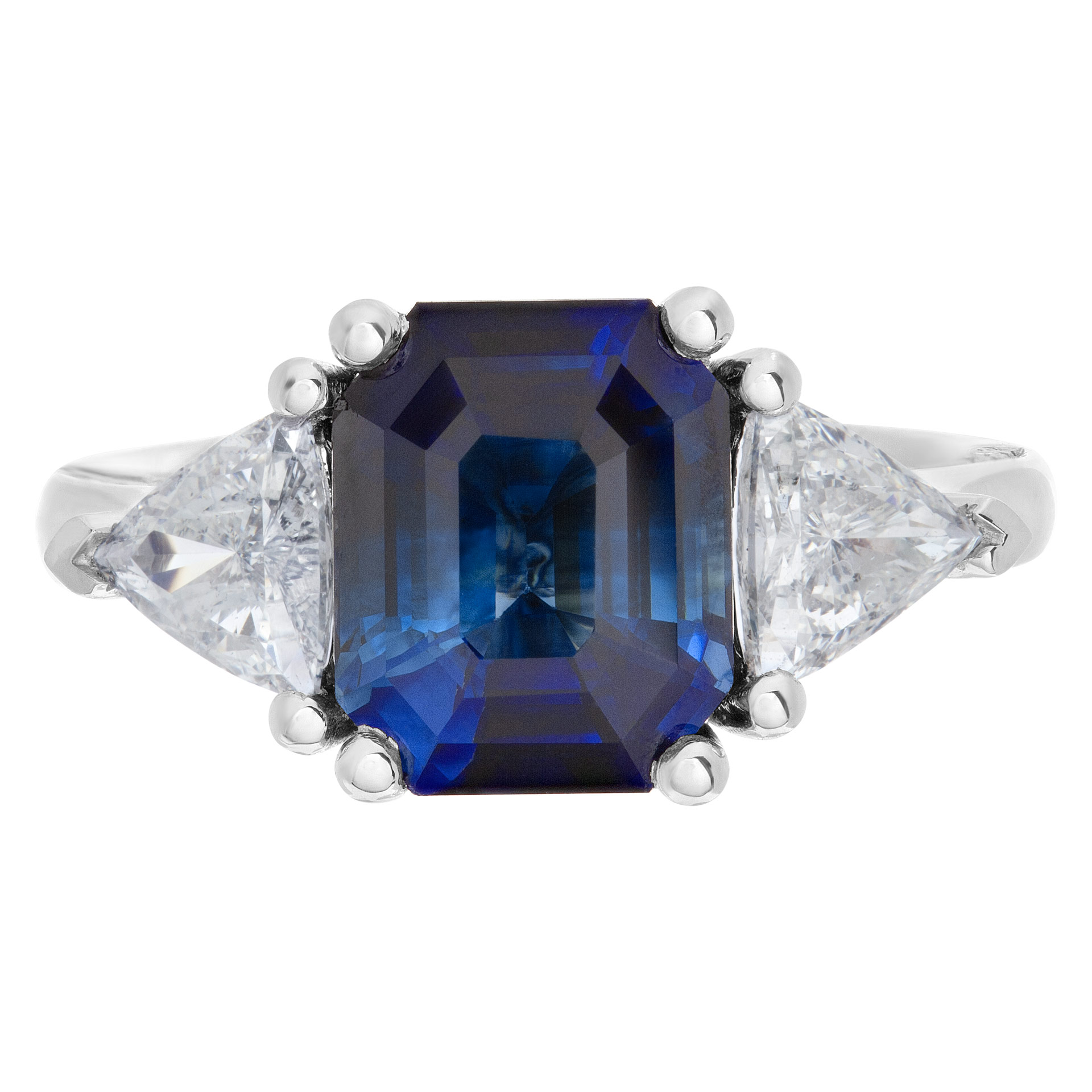 Stunning blue sapphire and diamond ring in platinum with 4.49 carats in central sapphire and 1.01 carats in side triangle cut diamonds