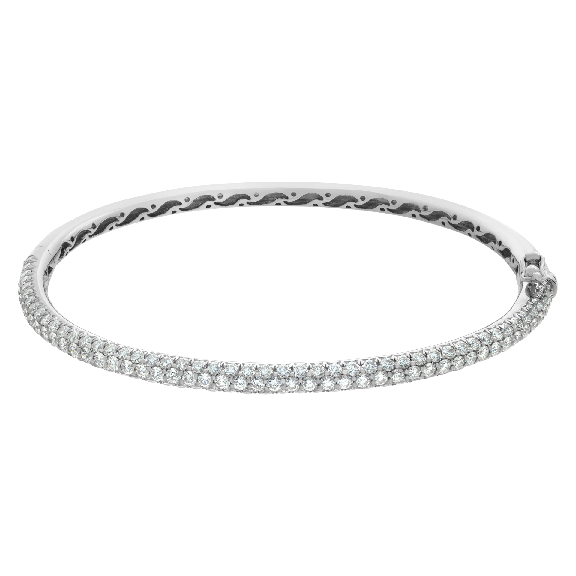 18k white gold bangle with 2.86 carats in round brilliant cut pave diamonds