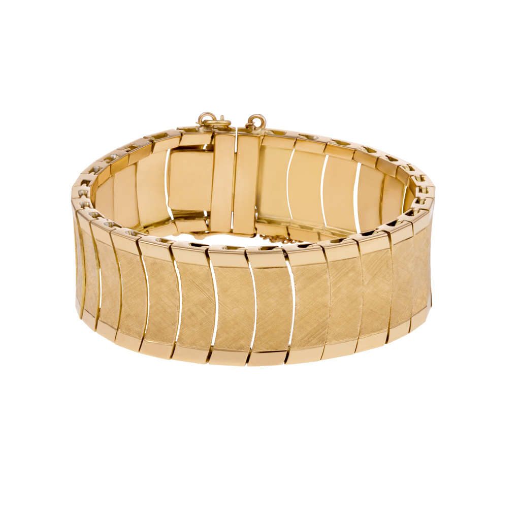 Wide bracelet with satin and shiny highlights in 18k image 1