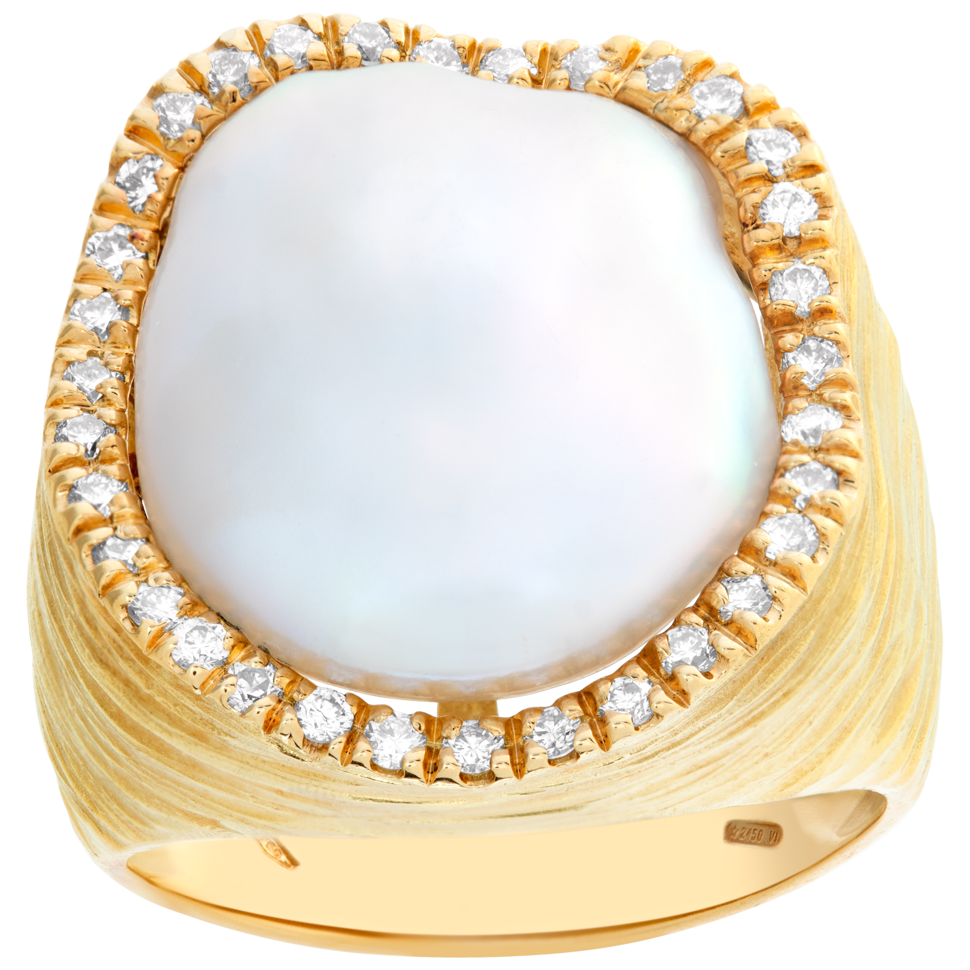 Baroque 18mm pearl ring surrounded by 0.50 ctarat in diamonds in 18k matte gold.