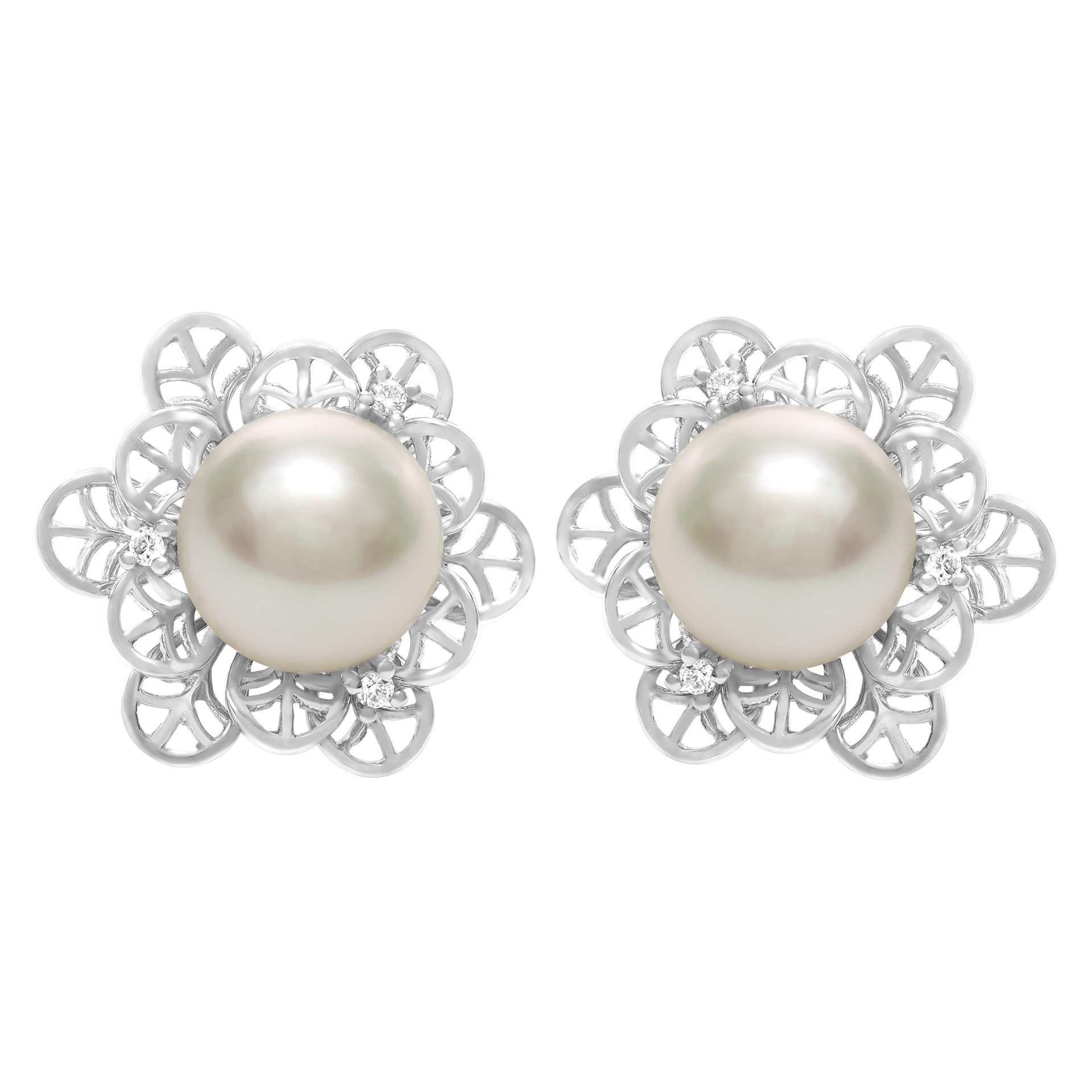 South Sea pearls (10.5 x 11mm) and diamonds earrings in 18K white gold. Round brilliant cut diamonds total approx. weight: 0.10 carat.