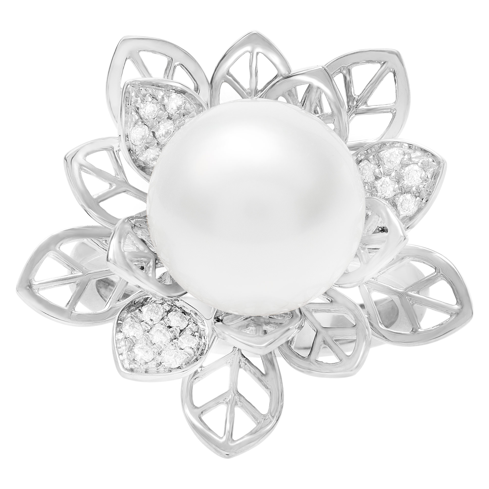 Diamond and pearl floral style ring in 18k white gold. 0.15 carat in diamonds