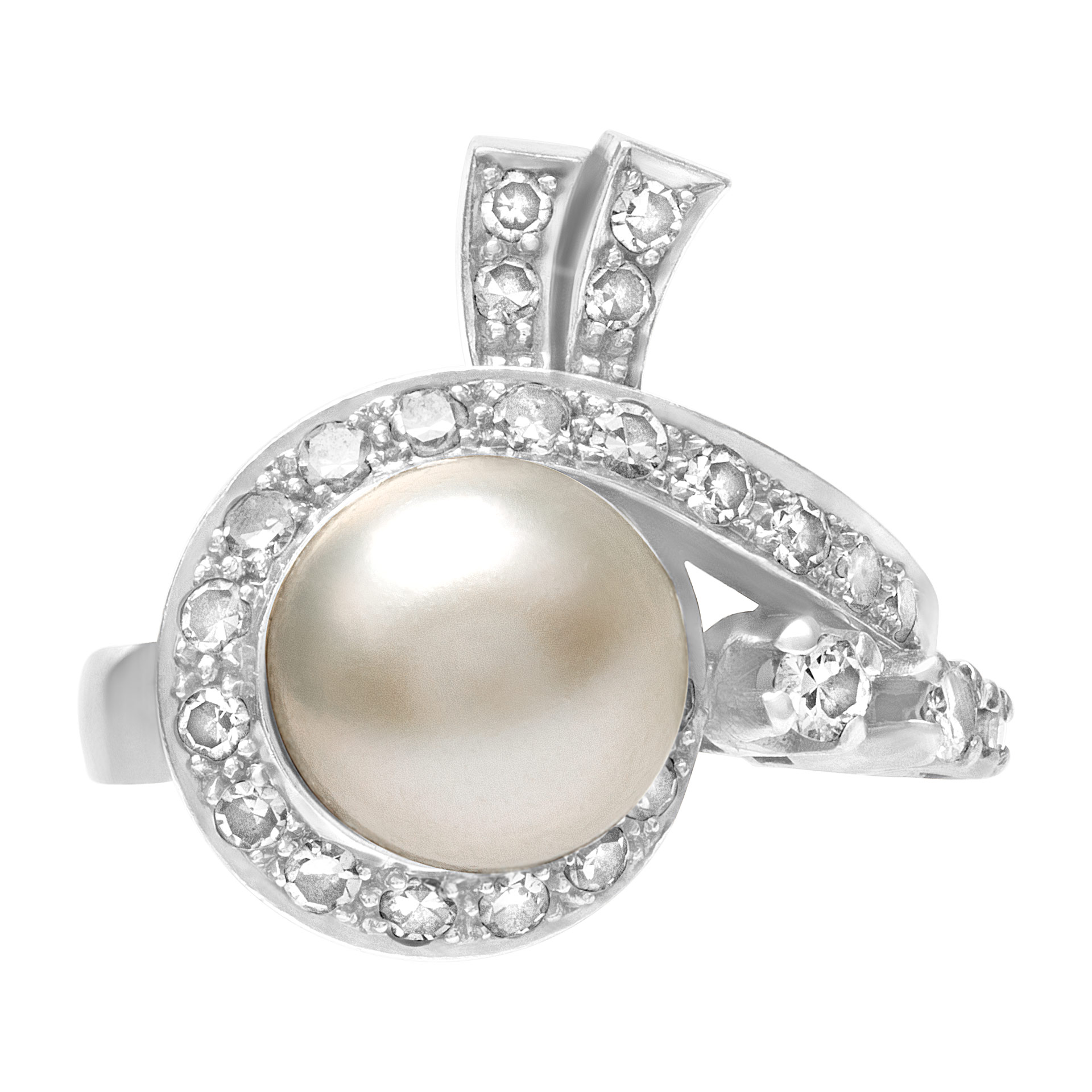 Platinum ring with center pearl and diamonds. 0.50cts in diamonds. 9.66mm pearl