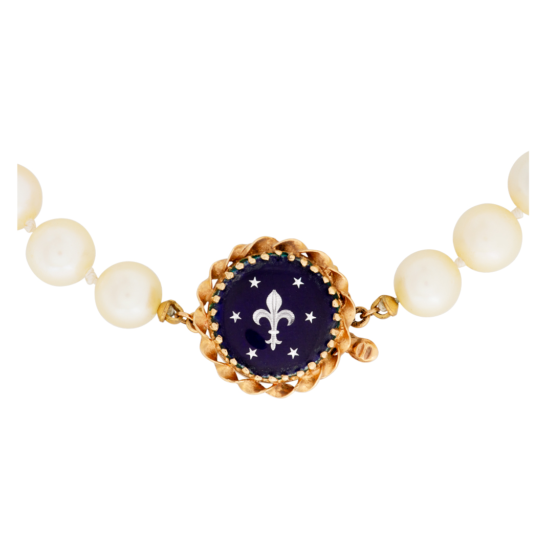 Elegant pearl necklace with 14k gold clasp