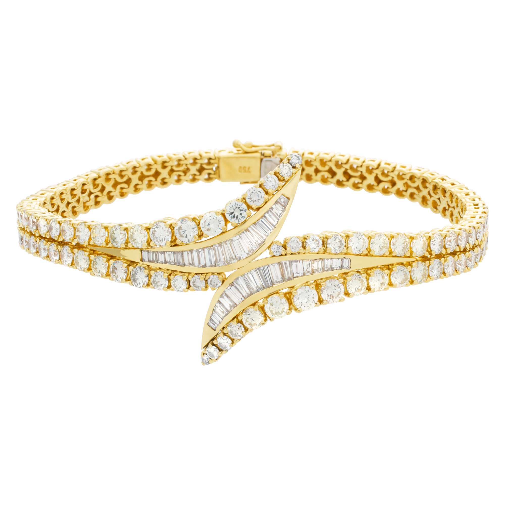 Breathtaking diamond bracelet in 18k with approximately over 9 carats in full round brlliant and baguette diamonds