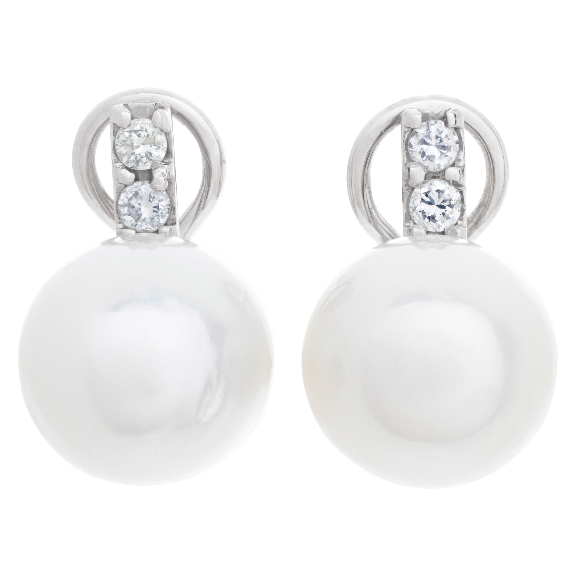 Pearl and diamond earrings in 14k white gold