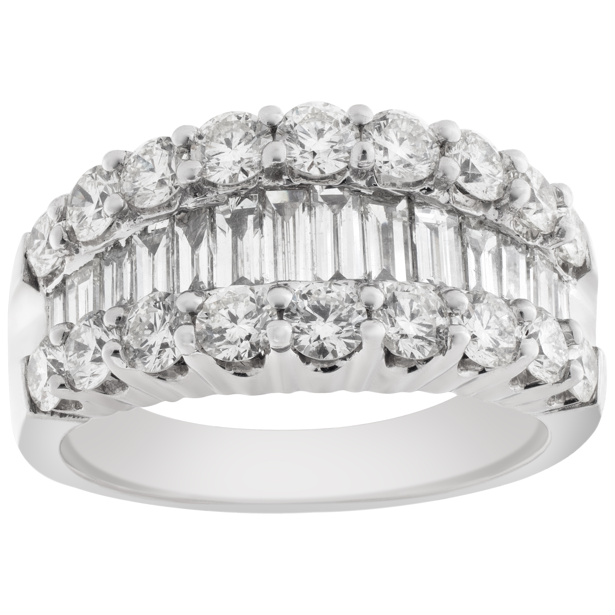 Ladies ring in 14k white gold with 2.81cts in round and baguette diamonds