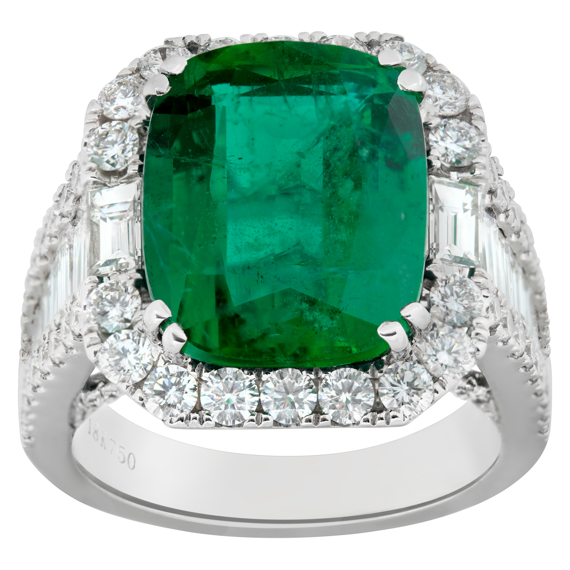 Emerald ring with diamonds in 18k white gold.