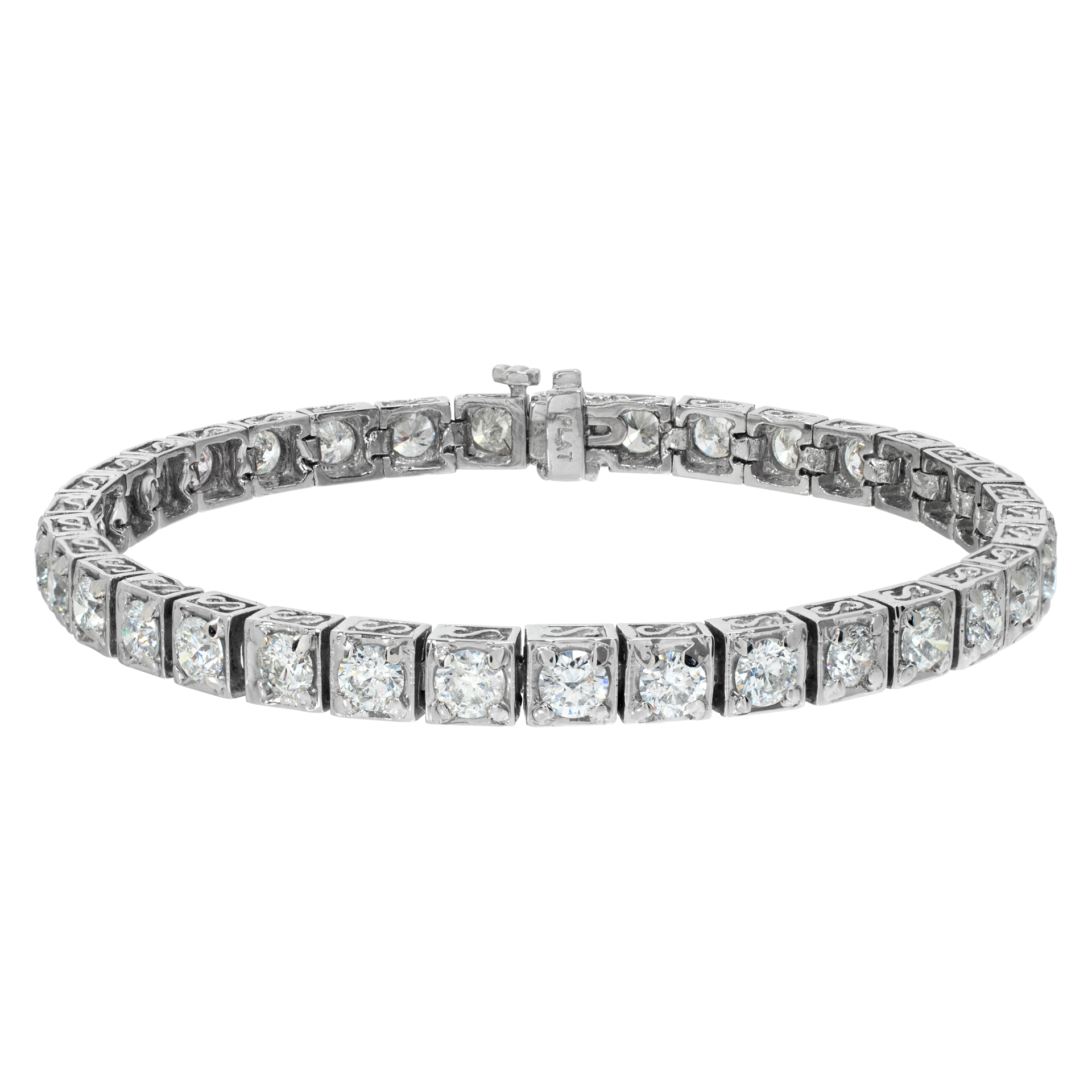 Diamond bracelet with 7.05 carats set in platinum