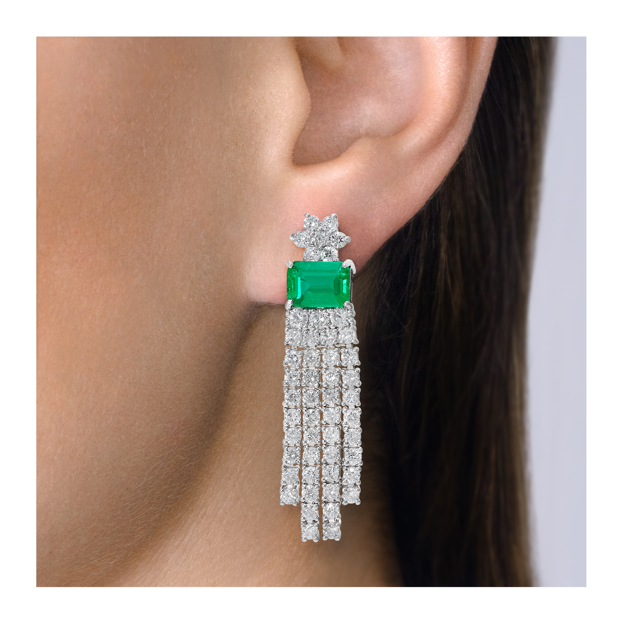 Dangling earrings with 3.28 carats in emerald and 4.24 carats in diamonds in platinum (Stones)